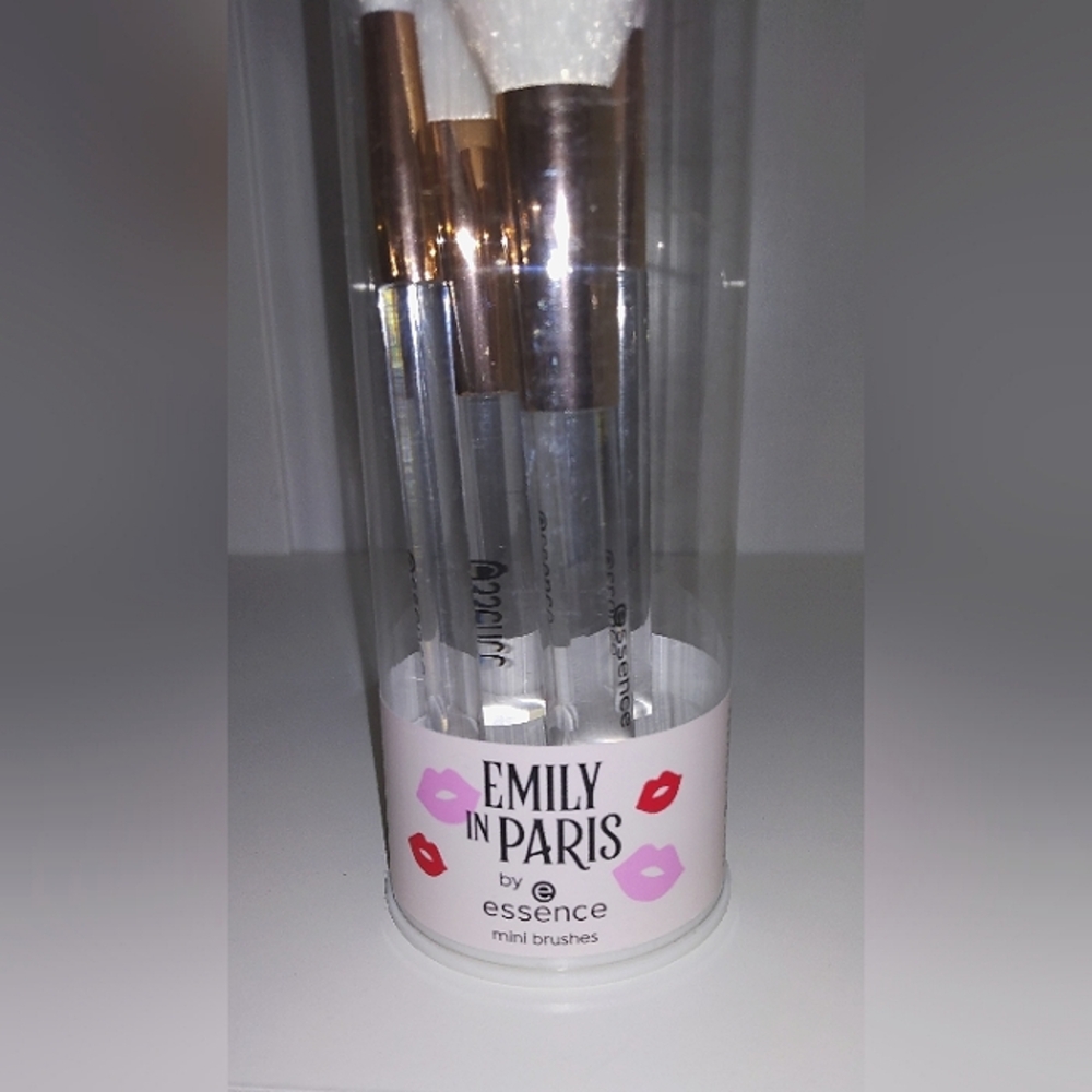 Essence Emily in Paris Mini Brush Set